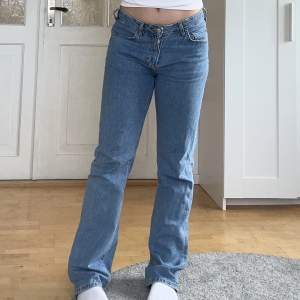 ett par jeans från bikbok ”never denim” JP Low Straight 550 i bra skick, knappt använda. nypris 699. säljer pga de kommer inte till användning. storlek: W28 L32. skriv om du undrar något!