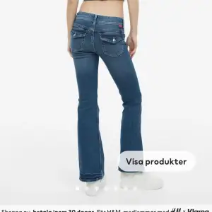 Mörk blåa populära hm jeans i mista storleken, jeansen har knappar på fickorna och två knappar vid gylfen, jätte fina och bra skick, säljer för att de inte kommer till användning ( lånade bilder 💗) TRYCK INTE PÅ KÖP NU