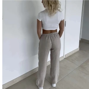 Linnebyxor från design by si - Lånade bilder, köpte av en tjej på Plick, tyvärr lite stora för mig. Super bra kvalitet, från design by si. Skulle säga att de sitter som en S/M