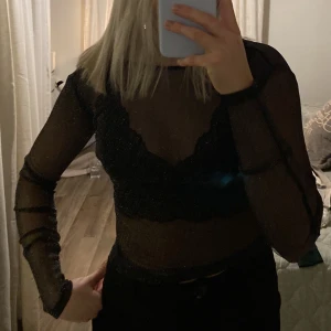 Glittrig meshtopp  - Glittrig meshtopp från Gina Tricot!🖤