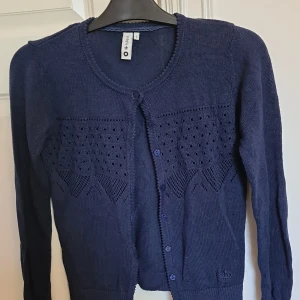 Söt kofta - Söt stickad kofta i tunnare, kort modell. Aldrig använd. Obs! Är mörkare än den ser ut på andra bilden.