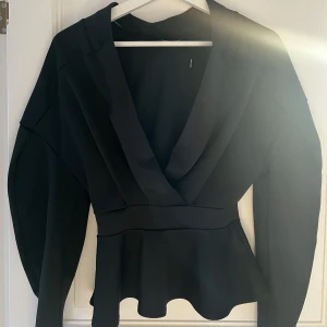 Svart blus  - Jättefin blus från Nelly! Lyxiga ”stora armar” och en markering vid midjan🖤