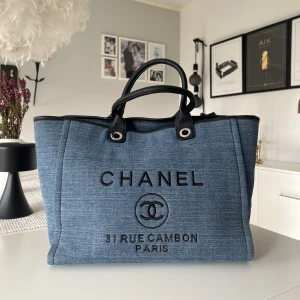 Väska i denim - Väska i denim! INTE äkta, då skulle jag begära mer än 500kr för den såklart😅