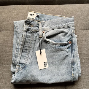 Ljusblå Lager 157 Jeans ”SEATTLE” - säljer mina ljusblå 157 jeans, eftersom jag kommer att använda de inte. de är i storlek 28”/32”. de är helt nytt, och de har fortfarande de ursprungliga etikett. nypriset är 400kr. modellet heter ”SEATTLE”.