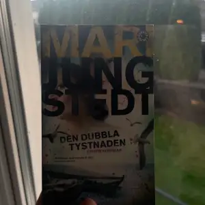 Säljer denna bok” den dubbla tystnade” av Maria Ljungstedt! Är en kriminalroman och thriller på 363 sidor 🧸🤎 frakten tillkommer 
