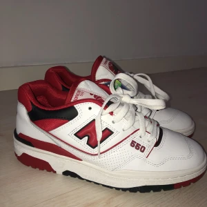 New balance 550 - Skitsnygga skor men lite för stora för mig. Helt äkta, har lådan kvar. 