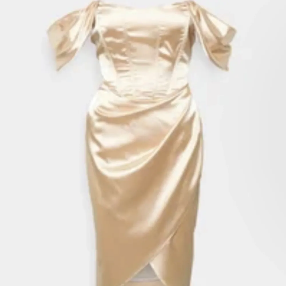 Helt ny oanvänd klänning från TFNC, prislapp är kvar Köpt för ca 650kr 💞. Klänningar.