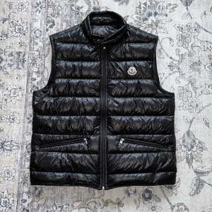 Moncler väst - Lägger ut en intressekoll på denna grymma moncler väst! Vill sälja den aldrig används, och har egentligen aldrig använts. Därför är skicket utmärkt. Kvitton och påse finns självklart!