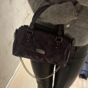 Lila söt väska  - Cool o söt, får plats me en del!