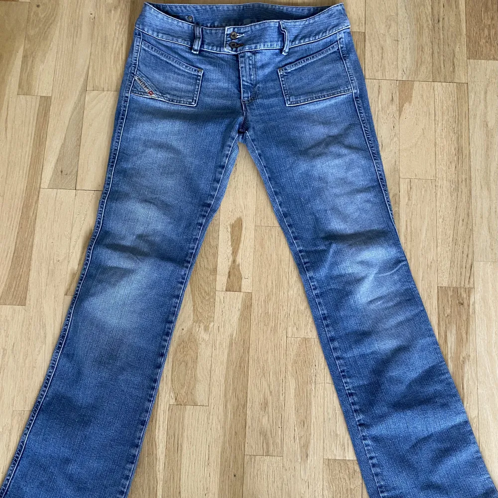 Snygga vintage Diesel jeans med fina detaljer  Inga skavanker🤗 Mått kan skickas vid förfrågan💕 . Jeans & Byxor.