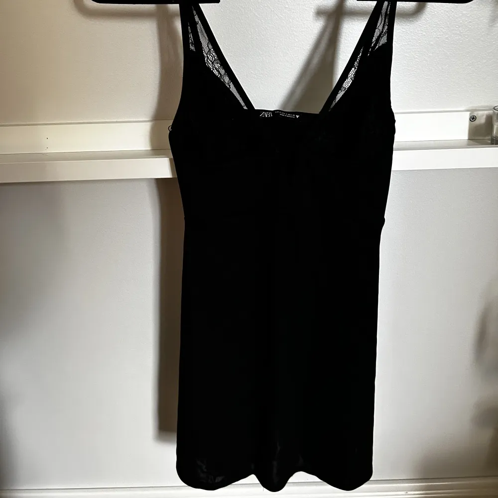 Säljer nu min fina korta svarta klänning från zara. Spetsdetaljer fram som man ser på andra bilden Endast använd ett fåtal gånger och den är i nyskick. Klänningar.