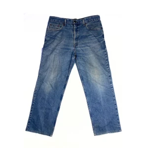 Levi’s 501 - Size: 33/30. Ljusare blå. Condition: vintage. Alla jeans är uppmätta av oss! Har ni frågor eller funderingar är det bara slide DM, tveka inte!