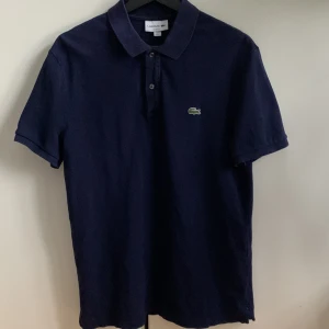 Lacoste Piké - Mörkblå Lacoste piké strl L  Skriv om ni är intresserade 😀