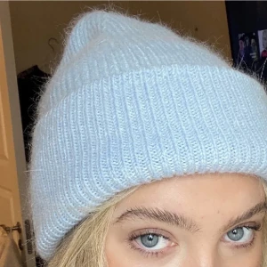 Ljusblå mössa  - Mössa, finns endast 2 kvar i lager. Ljusblåa! Från julidesign 