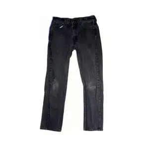 Size: 29/30. Svart. Condition: vintage. Alla jeans är uppmätta av oss! Har ni frågor eller funderingar är det bara slide DM, tveka inte!