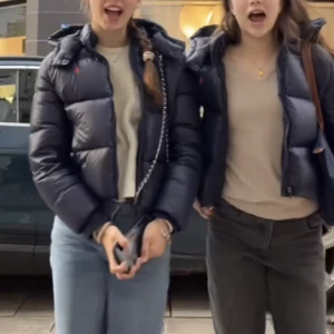 Ralph lauren jacka  - Jättefin polo Ralph lauren jacka som passa perfekt till vintern, inte exakt samma moddel som på första bilden men väldigt lika💞 Märkte är lite av därvav priset💖💖