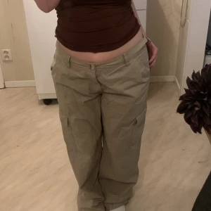 Cargo pants - Dessa lite mörkare beiga cargo byxorna från lager 157. Sitter väldigt fint, men kommer tyvärr aldrig till användning, använda 2 gånger 