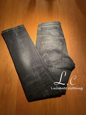 Nudie jeans  - Nudie jeans i cond 10:10. nypris 1599 vårat pris:-400. Storlek: 28/32. Modellår jeansen: tight Ted. Modellen på bilder är 174. Hör av er vid frågor. 