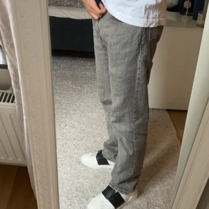 Livi’s 551 - Säljer nu ett par riktigt snygga Levi’s 551, perfekta nu till vintern! Köpte dem i somras och de är i mycket bra skick.  ord pris 1099 Säljer för 750. Storleken på jeansen är W30 L32  Kom dm för fler frågor👌