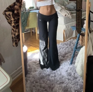 Nike yoga pants - Jättefina Nike yoga pants som ja köpt här på Plick. Passade inte så därför säljer ja. Perfekta och ganska vida💞 Midjemått:79  Sydda lågmidjade men ingenting man tänker på