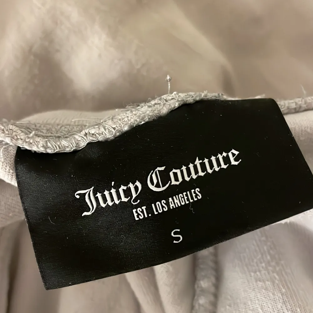 Ett par gråa juicy couture byxor i fint skick, inte riktigt min stil så det är därför jag säljer dem, men jättesköna mjukisbyxor köpte dem för 1200kr på NK, hör av er för fler bilder eller frågor💗💗💗. Jeans & Byxor.