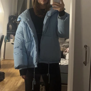 Jacka Bikbok - Kollar nu intresse för min jättefina oversized blå vinterjacka från Gina Tricot  som jag inte längre får användning av😍 Pris kan diskuteras 