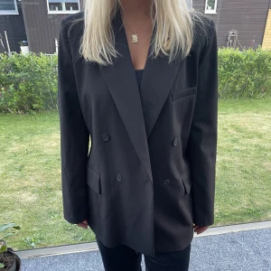 Kavaj Zara - Superfin svart kavaj från Zara, aldrig använd, sitter oversized på mig som vanligtvis har storlek 38