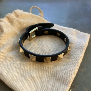 Valentino armband - Säljer mitt fina valentino armband! Nypris 2700 men säljer nu för 1500. Den har några små repor men inget som märks när man har på det. Box, dustbag, extra nitar m.m medkommer!