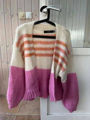 Stickad kofta  - Mjuk stickad kofta, aldrig använd  Storlek S 349kr