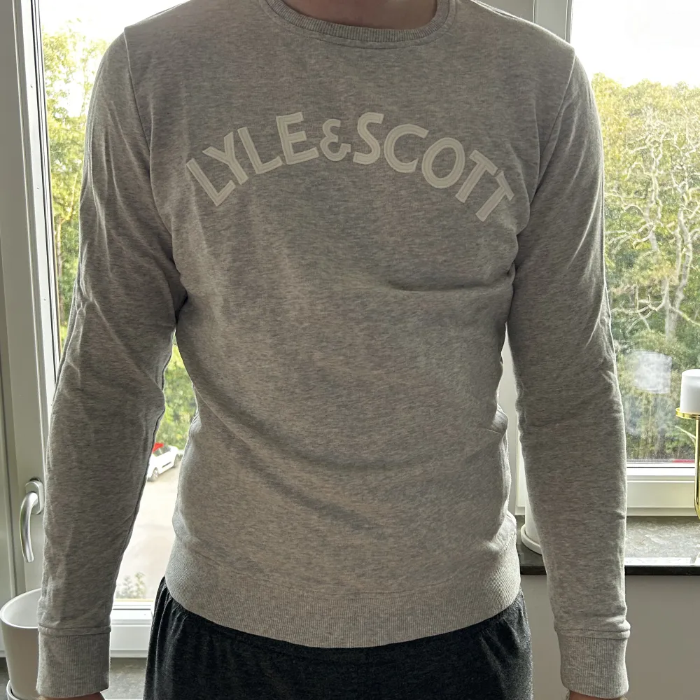 En tröja från Lyle & Scott som är i väldigt fint skick. . Tröjor & Koftor.