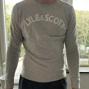 En tröja från Lyle & Scott som är i väldigt fint skick. 