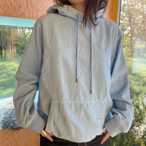 Ljusblå Cords & co hoodie  - Ljusblå Cords & co hoodie i ljusblå manchester! Perfekt skick, knappt använd Passar XS-M beroende på önskad passform 