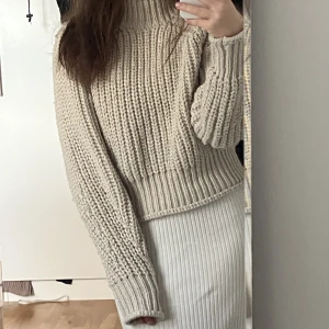 Tjocktröja  - Jättefin tjocktröja som passar bra till höst såväl som vinter! Kvaliteten är fortfarande perfekt efter 1 år :)