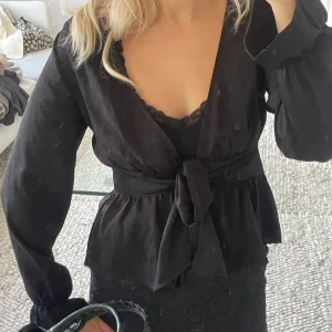 Svart kofta/blus  - Så snygg svart kofta men kan även bäras som blus 