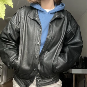 MAGISK SKINNJACKA - Min älskade thriftade skinnjacka som passar till både vardags- och fest 🎉💕   Jag har vanligtvis S/M i jackor och denna är lite oversized men passar utmärkt :) Väldigt lätt läder och luktar ingenting, helt perfekt alltså! 😍