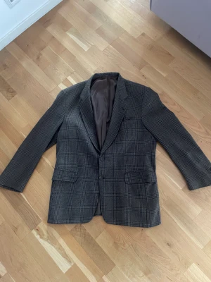 Vintage kavaj  - Säljer min fina italienska vintage kavaj då den inte kommer till anvöndning längre.   Sitter boxy oxh är en najs piece nu när det blir kallt 