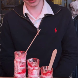 Ralph Lauren half zip up - Säljer denna herr half zip up från Ralph Lauren för 950kr, pris kan ej diskuteras, nypris 1700kr. Bra skick och i strl S. Den är marinblå