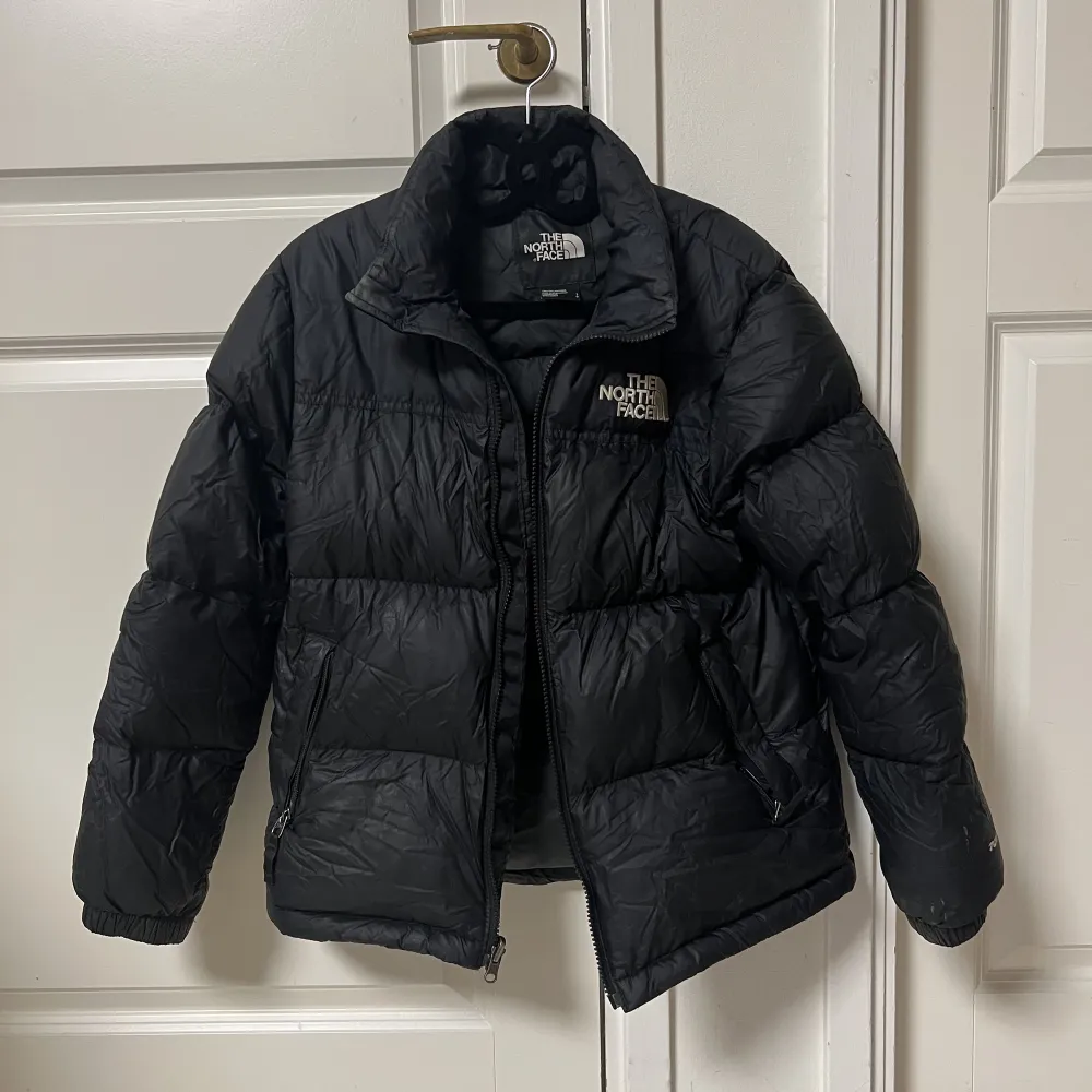 Säljer min super fina The North Face jacka som jag köpte förra året! Bra skick förutom ett litet hål som är täckt,syns knappt (se bild 3). Jackan är barnstolek L men är som Xs . Jackor.
