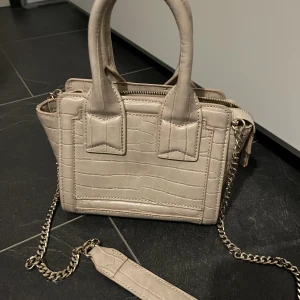 Väska  - Helt ny väska från zara Prislapp sitter kvar. Nypris 300kr  Pris kan diskuteras vid snabbaffär! 
