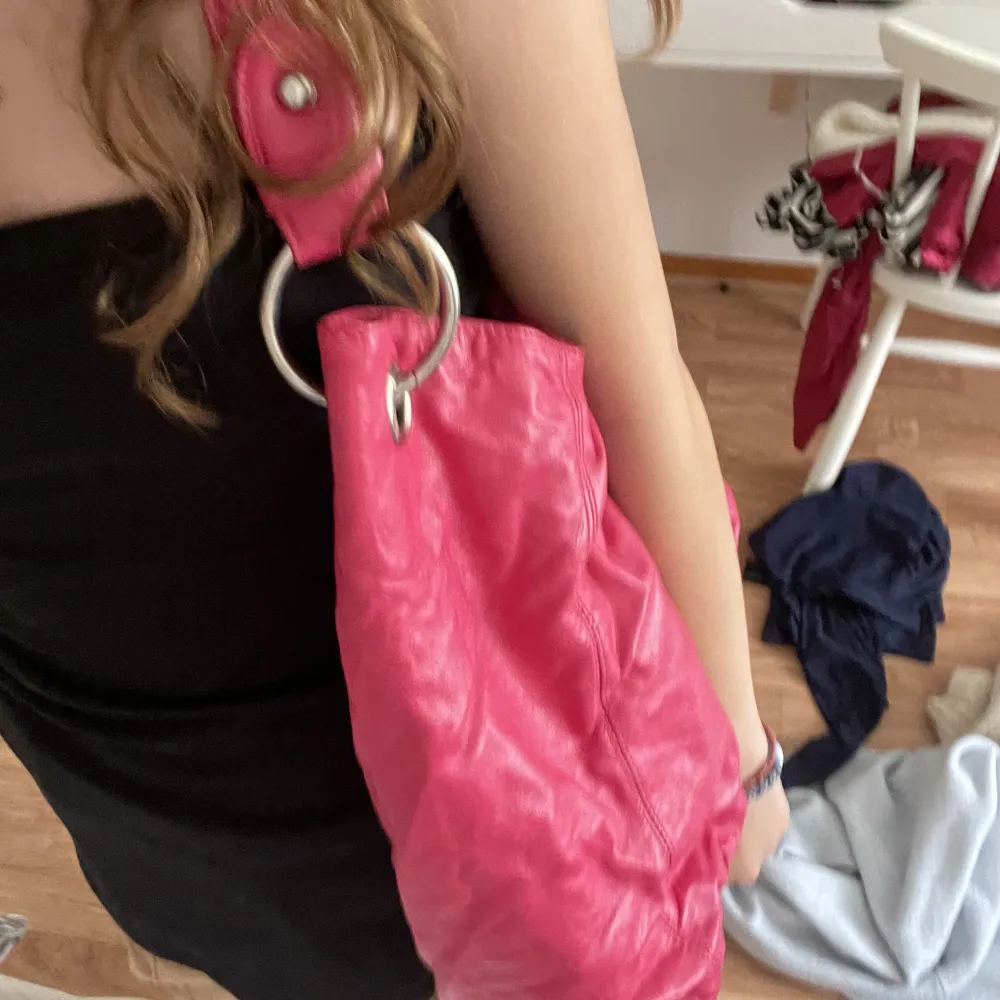 Säljer min rosa väska då jag inte använder den, den har några blå fläckar på sig men annars jätte fin, får plats med mycket saker i . Väskor.