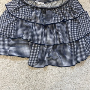 Volangkjol zara - Fin volangkjol från zara, säljer pågrund av att den inte kommer till användning så den är i väldigt bra skick, skriv för mer bilder 
