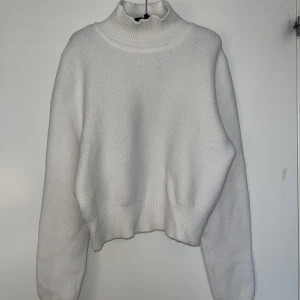 Vit tröja  - Säljer denna super mjuka tröjan från zara. Den har ett brännmärke från strykjärnet ibak men syns knappt 🤍