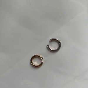 Fake Earcuffs Glitter  - Säljer i Silver och Guld  Smalare Earcuffs från Glitter  Billiga eftersom de fått missfärgningar (syns på nära håll). Ljusterbara! 20kr/st Frågor eller mer bilder? Kom Dm! ✨⭐️