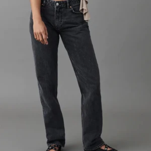 Zara jeans  - Super snygga zara jeans💘  Modellen Mid waist straight och färgen grå/svart 🫶🏻 fint skick, inga defekter.