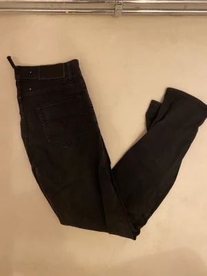 Tiger Of Sweden Jeans  - Hej! Säljer nu mina Tiger of Sweden Jeans i storlek 29/32 fint skick dock sönder där bak som man kan se på bilderna. Tveka inte på att höra av dig om du har frågor eller funderingar över varan!