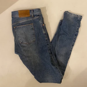 J.Lindeberg Jeans  - Hej! Säljer nu mina J.Lindeberg jeans i storlek 30/32, fint skick. Tveka inte på att höra av dig om du har frågor kring varan!