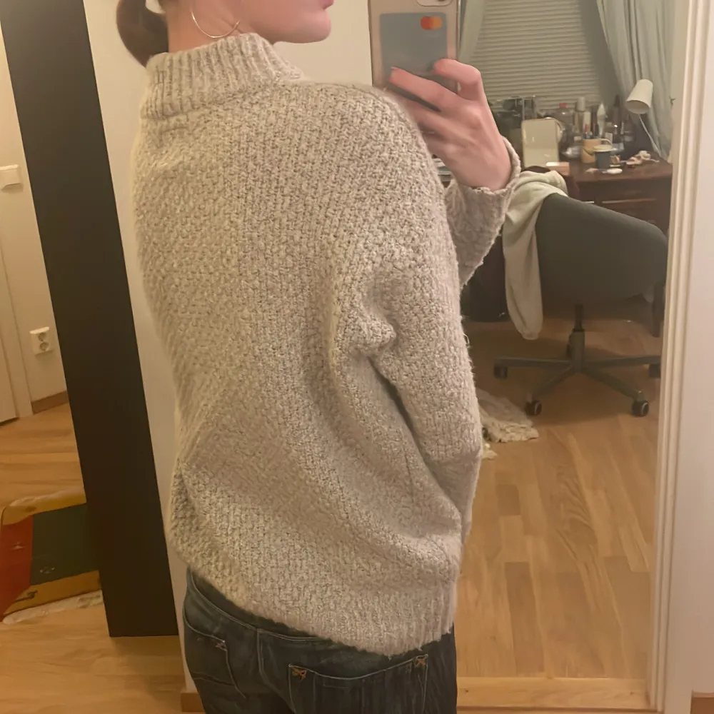Säljer denna jättemysiga grov stickade tröjan från selected femme i storlek S💞. Neuleet.