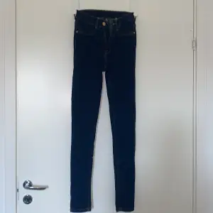 Säljer mina jeans från buubblerrom då dom är för små, använda 1 gång stretchiga mörk blåa jeans inga tecken på användning. 