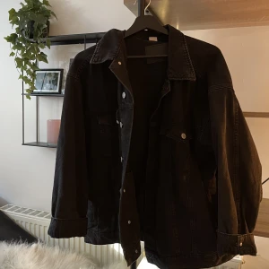 Svart oversized jeans jacka - En fin oversized jeansjacka från h&m. Jättefin nu under hösten😚😚😚