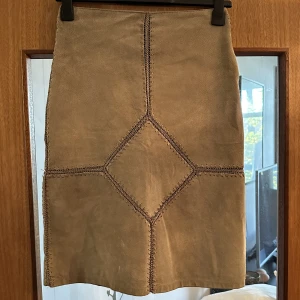 Läderkjol - Fin vintagekjol i äkta läder från Saint Tropez 🔸🤎🔸Storlek S ❣️